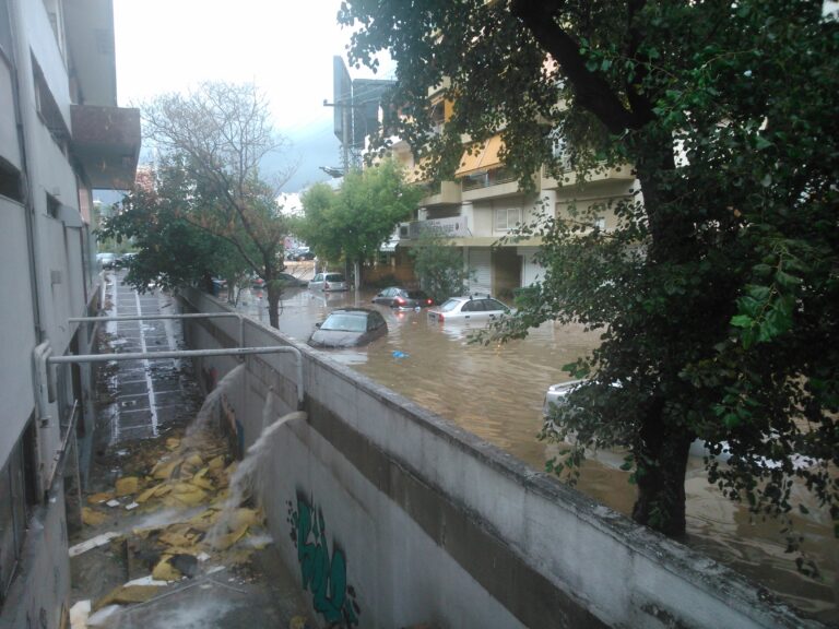 Ο Δήμος Φ.Χ. και η Περιφέρεια Αττικής για τις πλημμύρες στην οδό Σκρά