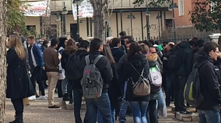 Αποχώρησαν οι αντιεξουσιαστές από τη Νομική