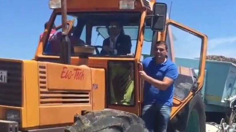 Ο Ψινάκης καθαρίζει παραλίες πάνω σε… τρακτέρ