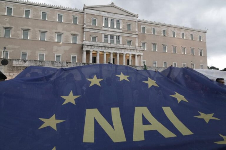 Εκρηκτική συγκέντρωση για το «ναι» παρά την καταιγίδα