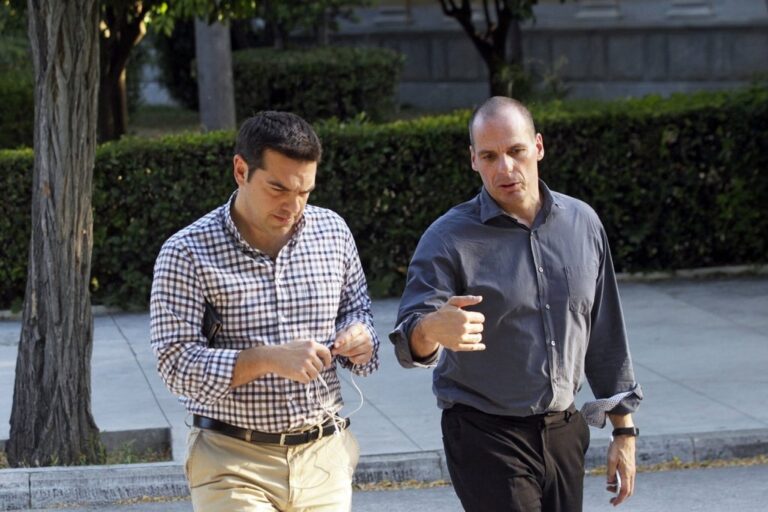 Financial Times: “Πώς ο Βαρουφάκης απείλησε τον Τσίπρα”