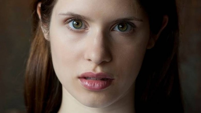 Γιατί όλη η Ευρώπη του θεάματος μιλάει σήμερα για τη Δάφνη Πατακιά