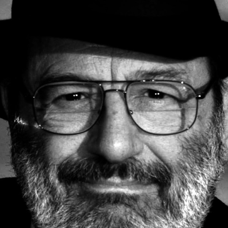 Ουμπέρτο Έκο: Ο πόλεμος, τα μυθιστορήματα και οι “λόχοι ηλιθίων”