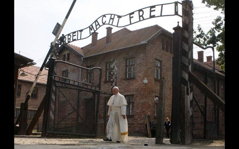 «Κύριε, συγχώρεσε την τόση αγριότητα»- Ο πάπας Φραγκίσκος στο Άουσβιτς