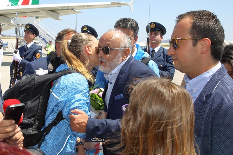 Ο Υπουργός Π.Κουρουμπλής υποδέχεται στο ΕΛ. Βενιζέλος την χρυσή Ολυμπιονίκη Άννα Κορακάκη