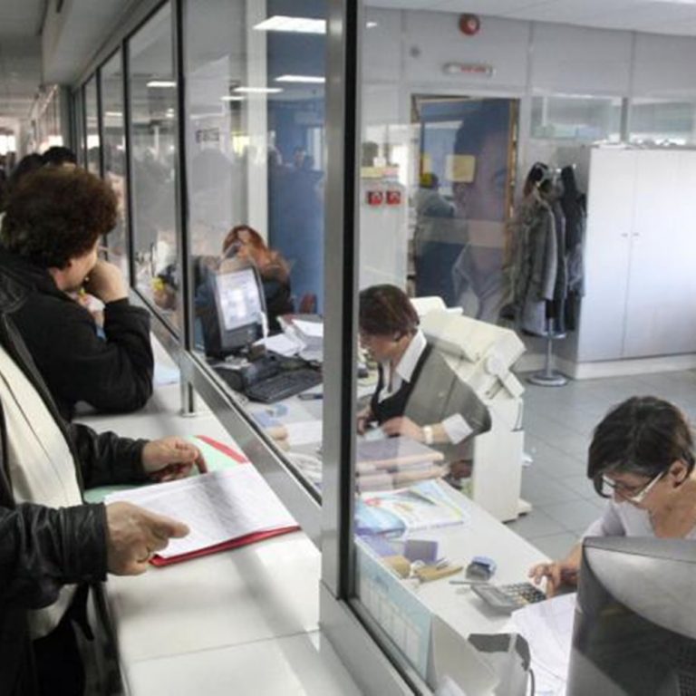 Έρχονται κατασχέσεις καταθέσεων για χρέη κάτω των 5.000 ευρώ