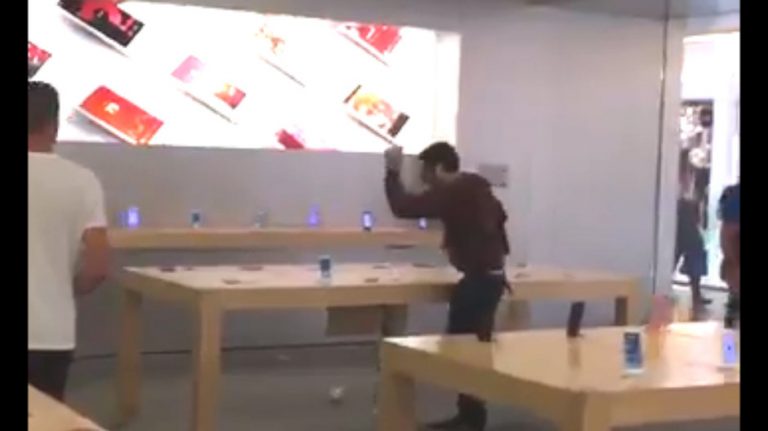 Βίντεο: Οργισμένος πελάτης έσπαγε iPhones και MacBook στο κατάστημα της Apple στην Ντιζόν