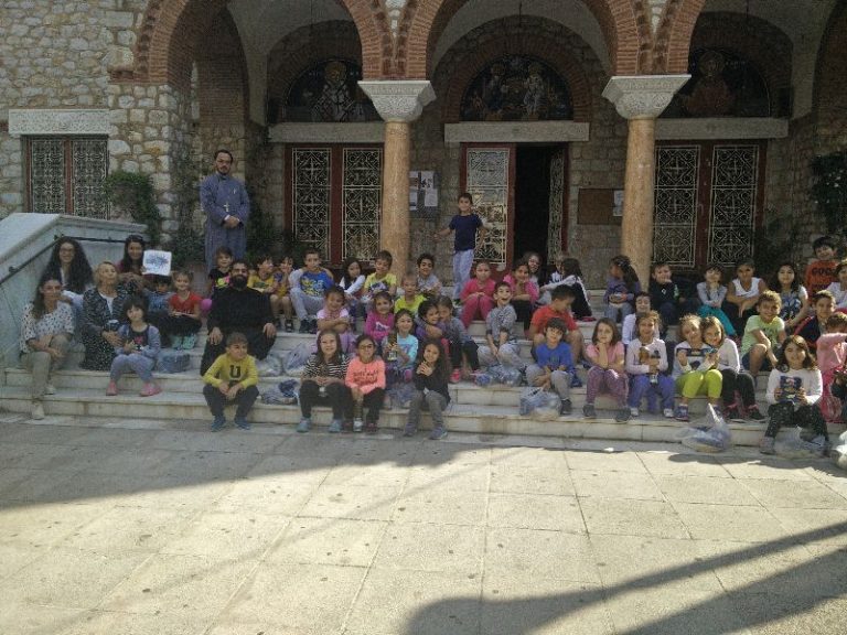 Προσφορά τροφίμων απ’ τη Σχολή Χατζήβεη για το φιλανθρωπικό έργο του Ι. Ν. Αγ. Τριάδος Ν. Φιλαδελφείας