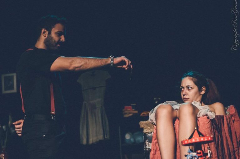 «Το κόκκινο μελίσσι»  του Δημήτρη Δήμου στο Θέατρο Πόλη