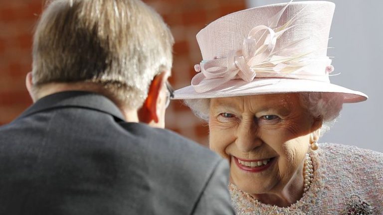 Πρόσκληση στον Τραμπ για επίσκεψη στην Αγγλία θα απευθύνει η Βασίλισσα Ελισάβετ