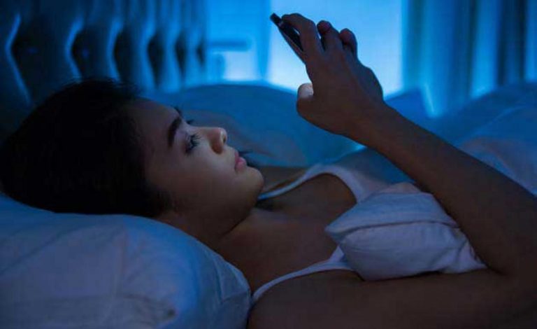 Η ΝΥΧΤΕΡΙΝΗ ΧΡΗΣΗ ΤΟΥ ΚΙΝΗΤΟΥ, ΤΟΥ TABLET ΚΑΙ ΤΟΥ I-PAD, ΣΕ ΠΑΧΑΙΝΟΥΝ; ΠΩΣ ΓΙΝΕΤΑΙ ΑΥΤΟ;