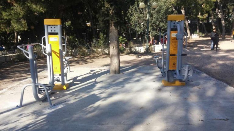 Όργανα εκγύμνασης στο άλσος