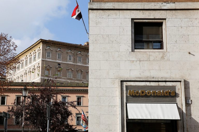 Άνοιξε εστιατόριο McDonald’s σε απόσταση αναπνοής από το Βατικανό