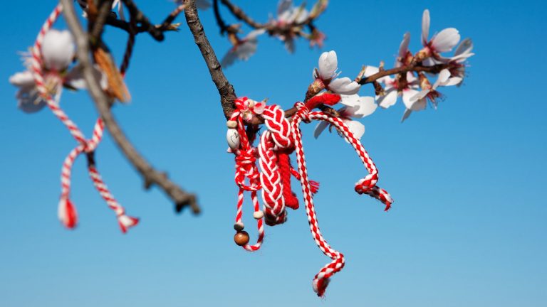 Το βραχιολάκι του Μαρτίου: Η ιστορία και το έθιμο του “Μάρτη”