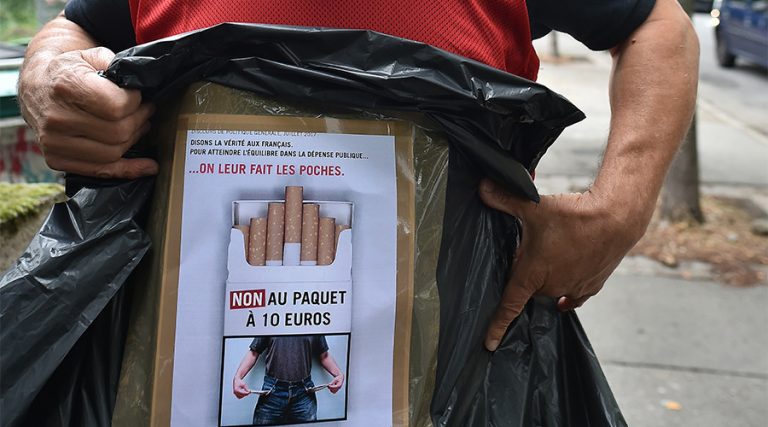 «Άναψαν» στην Γαλλία οι τιμές των τσιγάρων