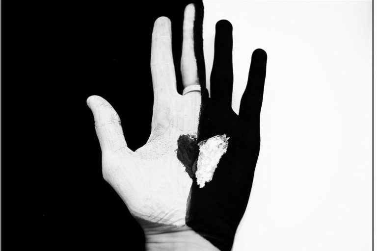 Η σιωπή γεννά τον ρατσισμό κι η ανοχή το θράσος