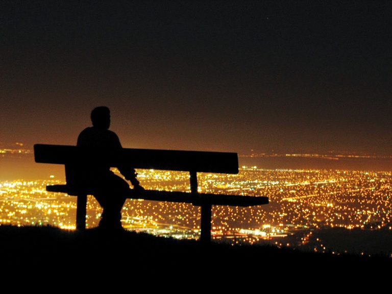 Αισθάνονται μόνοι οι άνθρωποι