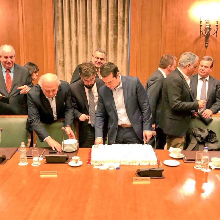 Ο Τσίπρας έκοψε τη βασιλόπιτα και ο Καμμένος κέρδισε το φλουρί