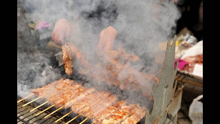 Τσικνοπέμπτη 2018: Τι γιορτάζουμε σήμερα και γιατί ψήνουμε
