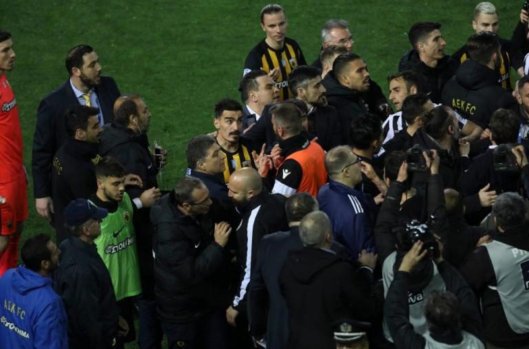 ΠΑΟΚ – ΑΕΚ: Εικόνες που δεν τιμούν κανέναν – Το χάος στην Τούμπα (Εικόνες)
