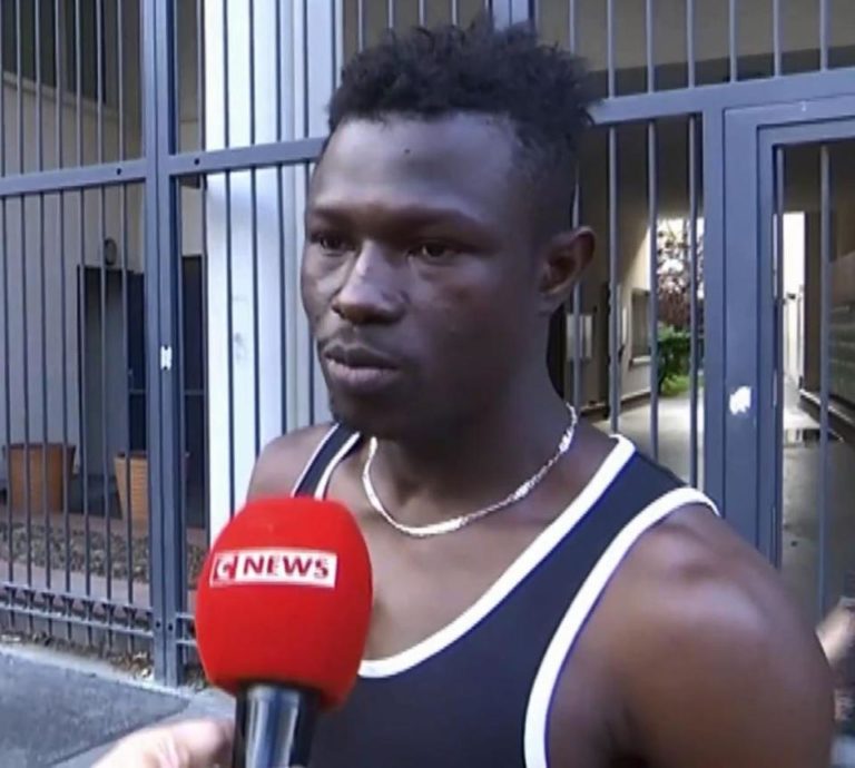 Ήρωας σκαρφάλωσε σώζοντας την ζωή 4-χρόνου αιωρούμενου στο Παρίσι