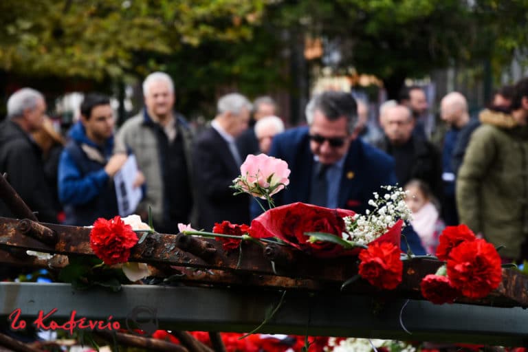 Πληθαίνουν τα γαρύφαλλα στο Πολυτεχνείο (ΦΩΤΟΡΕΠΟΡΤΑΖ)