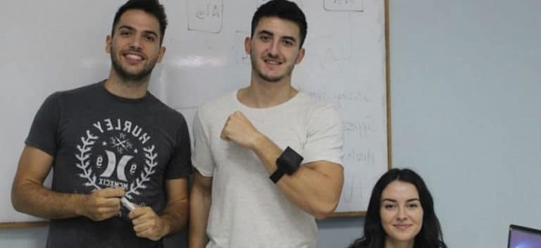 Έλληνες φοιτητές δημιούργησαν συσκευή που εξαφανίζει το τρέμουλο του Πάρκινσον