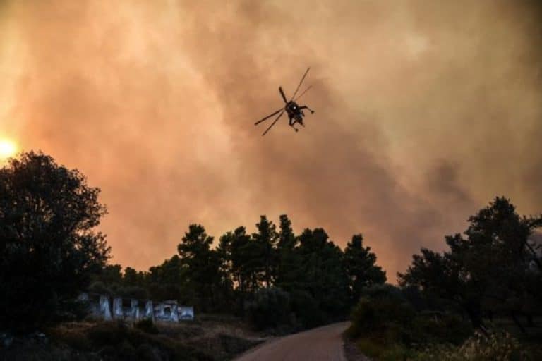 Μεγάλη φωτιά στα Μέγαρα: Απειλούνται σπίτια – Πύρινα μέτωπα σε Μυτιλήνη, Ιωάννινα και Κιθαιρώνα