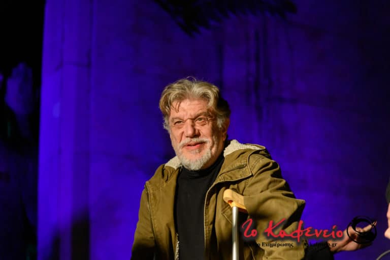 Ο Δήμαρχος Γιάννης Βούρος διαβάζει Χριστουγεννιάτικα παραμύθια στα παιδιά, στο Πνευματικό Κέντρο της Νέας Φιλαδέλφειας.