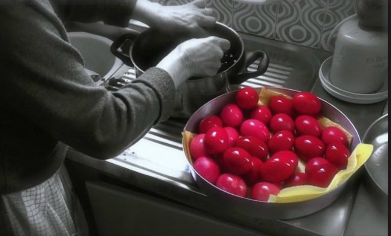 Τι συμβολίζουν τα κόκκινα αυγά του Πάσχα