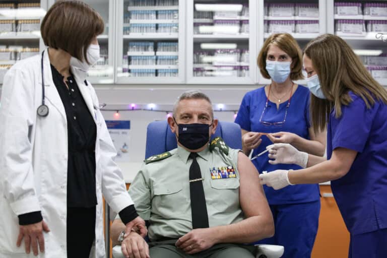 Εμβολιάσθηκε ο Αρχηγός ΓΕΕΘΑ ως συμβολικά πρώτος των Ενόπλων Δυνάμεων