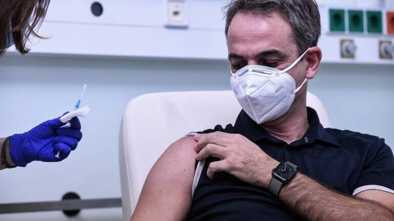 Εμβολιάσθηκε ο πρωθυπουργός – Τον συνόδευε ο Σωτήρης Τσιόδρας