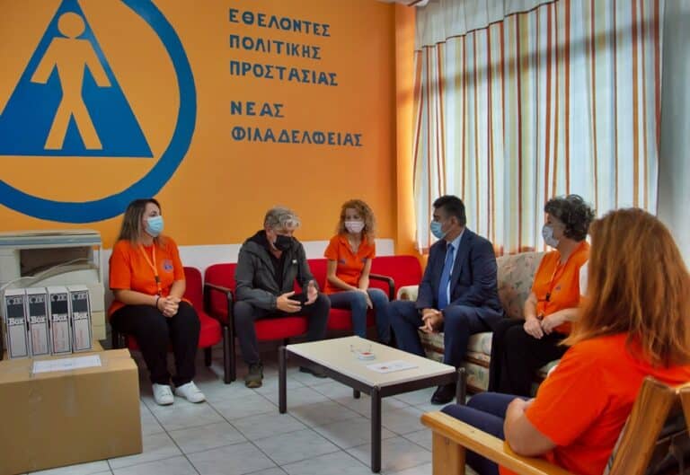 Παράδοση εξοπλισμού στους Εθελοντές Πολιτικής Προστασίας Νέας Φιλαδέλφειας από τον εκπρόσωπο της Προέδρου της Δημοκρατίας