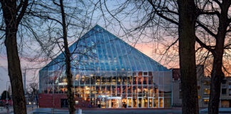 Η εντυπωσιακή βιβλιοθήκη στην Ολλανδία που μοιάζει με γυάλινο βουνό από βιβλία