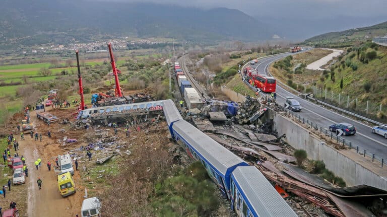 Σύγκρουση τρένων στη Λάρισα: 38 νεκροί και 66 οι τραυματίες, 6 σε ΜΕΘ