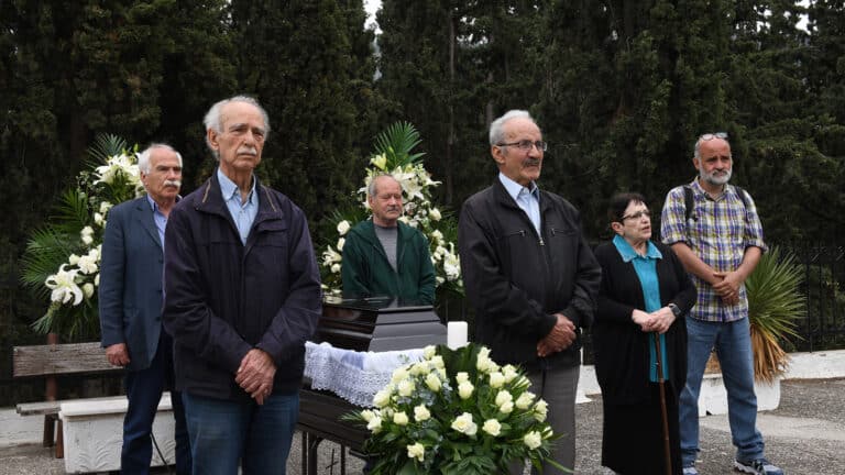 Σε κλίμα συγκίνησης πραγματοποιήθηκε η πολιτική κηδεία της αγωνίστριας Πόπης Κάππου