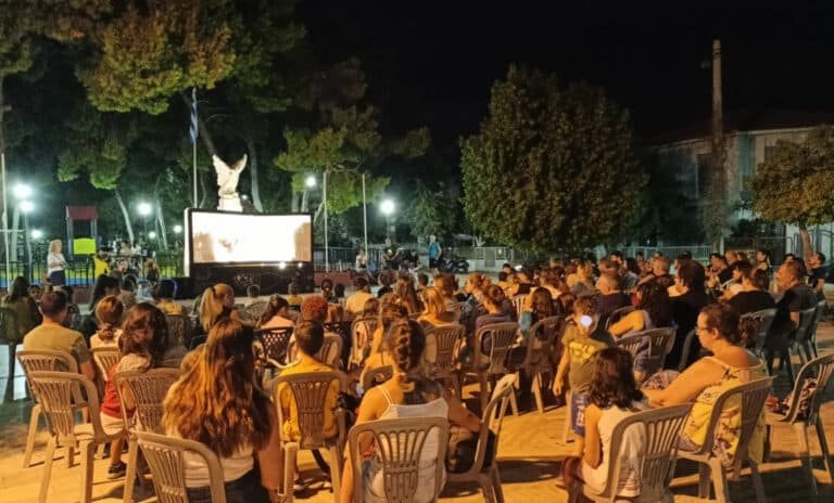 ΤΩΡΑ: Γεμάτη κόσμο η Πλατεία Κωνσταντινουπόλεως!