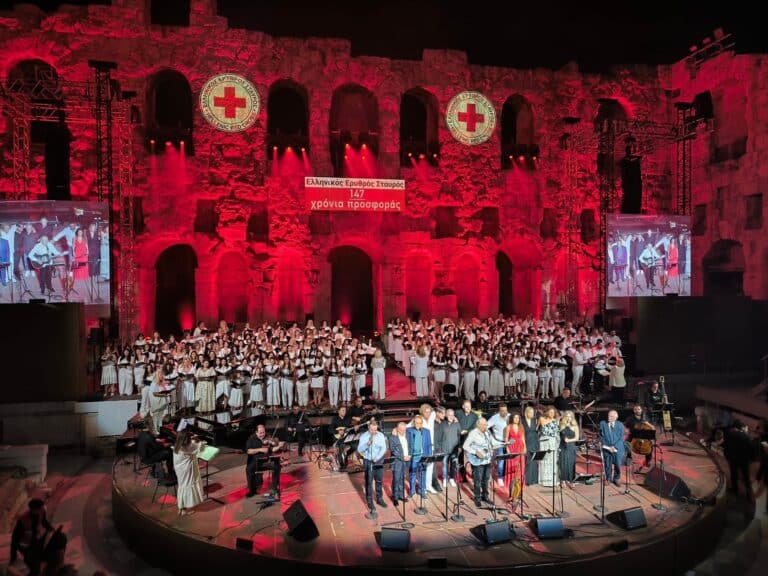 Ο Δήμαρχος Γιάννης Τομπούλογλου και στελέχη της Δημοτικής Αρχής στην μεγάλη συναυλία του Ελληνικού Ερυθρού Σταυρού για την ειρήνη και την  αλληλεγγύη