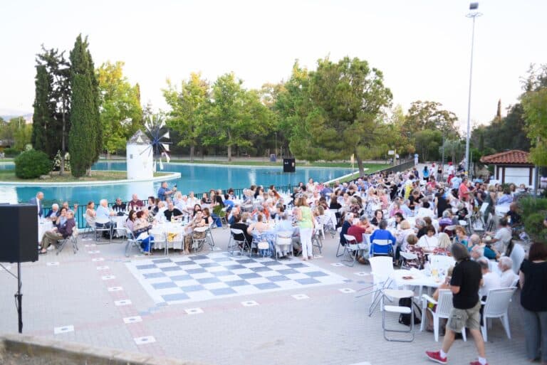 ”Ξέφρενο” Γλέντι Στη Λίμνη Του Άλσους χτές Βράδυ Απο Τα Μέλη Του ΚΑΠΗ