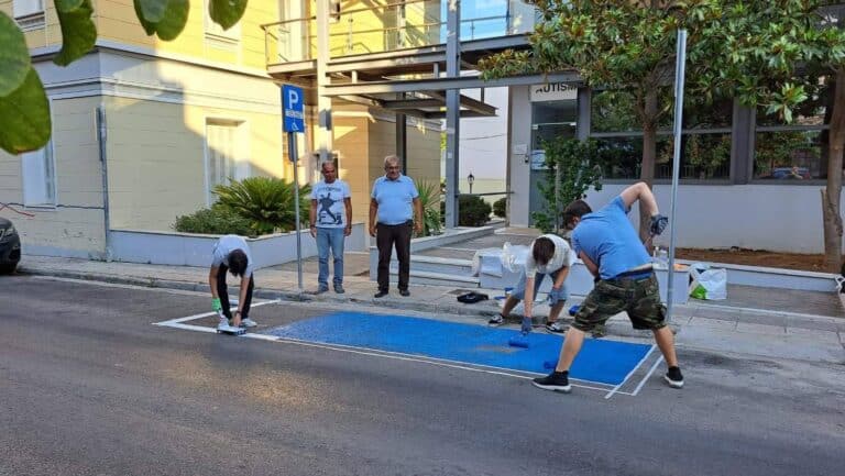 Δράση διαγράμμισης θέσεων στάθμευσης ΑμεΑ από τον Δήμο
