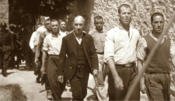 Οι φωτογραφίες της Καισαριανής: όταν η φρίκη δεν αρκούσε – έπρεπε και να  αποτυπωθεί.