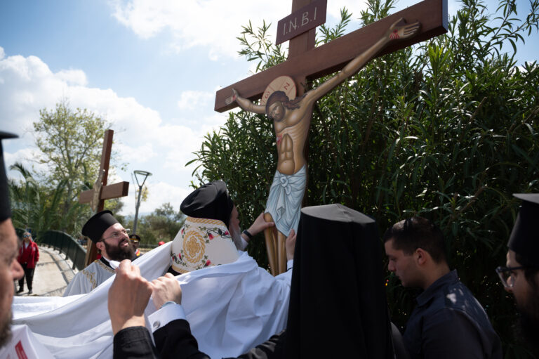 ΦΩΤΟΡΕΠΟΡΤΑΖ: Σε κατανυκτικό κλίμα η Ακολουθία της Αποκαθήλωσης και η περιφορά του Επιταφίου στο άλσος Νέας Φιλαδέλφειας