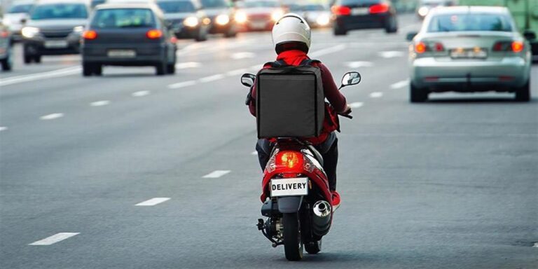Τέλος το delivery : Η ακρίβεια «αδειάζει» το online πιάτο των Ελλήνων