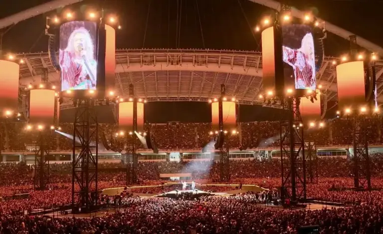 Οι Metallica ξεσήκωσαν το ΟΑΚΑ με Ζορμπά και Τρύπες