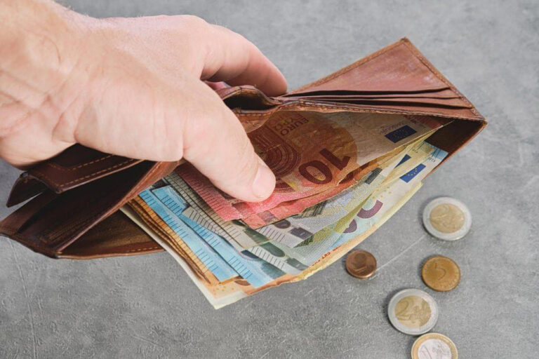 Συντάξεις Ιουλίου: Δείτε τις ακριβείς ημερομηνίες – Πότε μπαίνουν τα λεφτά στα ATM!