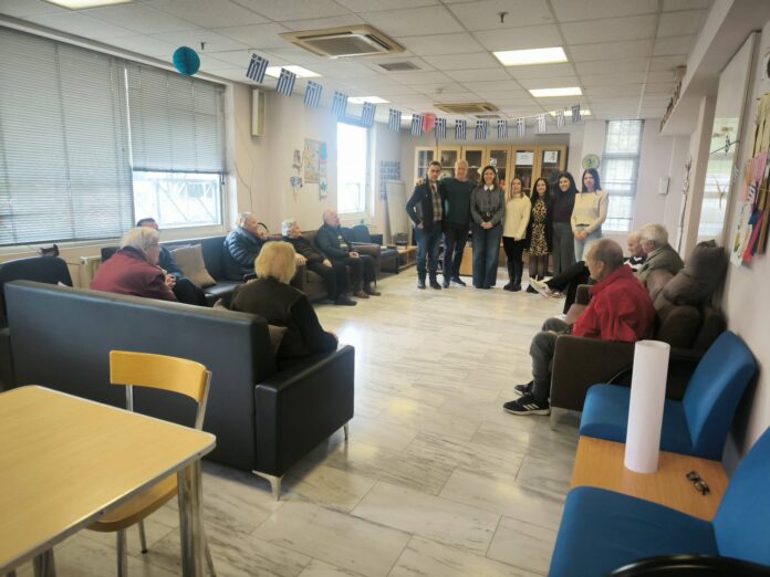 Εκπρόσωποι του Δήμου Νέας Φιλαδέλφειας και της ΑΜΚΕ ΙΑΣΙΣ στη δράση για τη Διεθνή Ημέρα Φροντίδας στο ΚΗΦΗ.